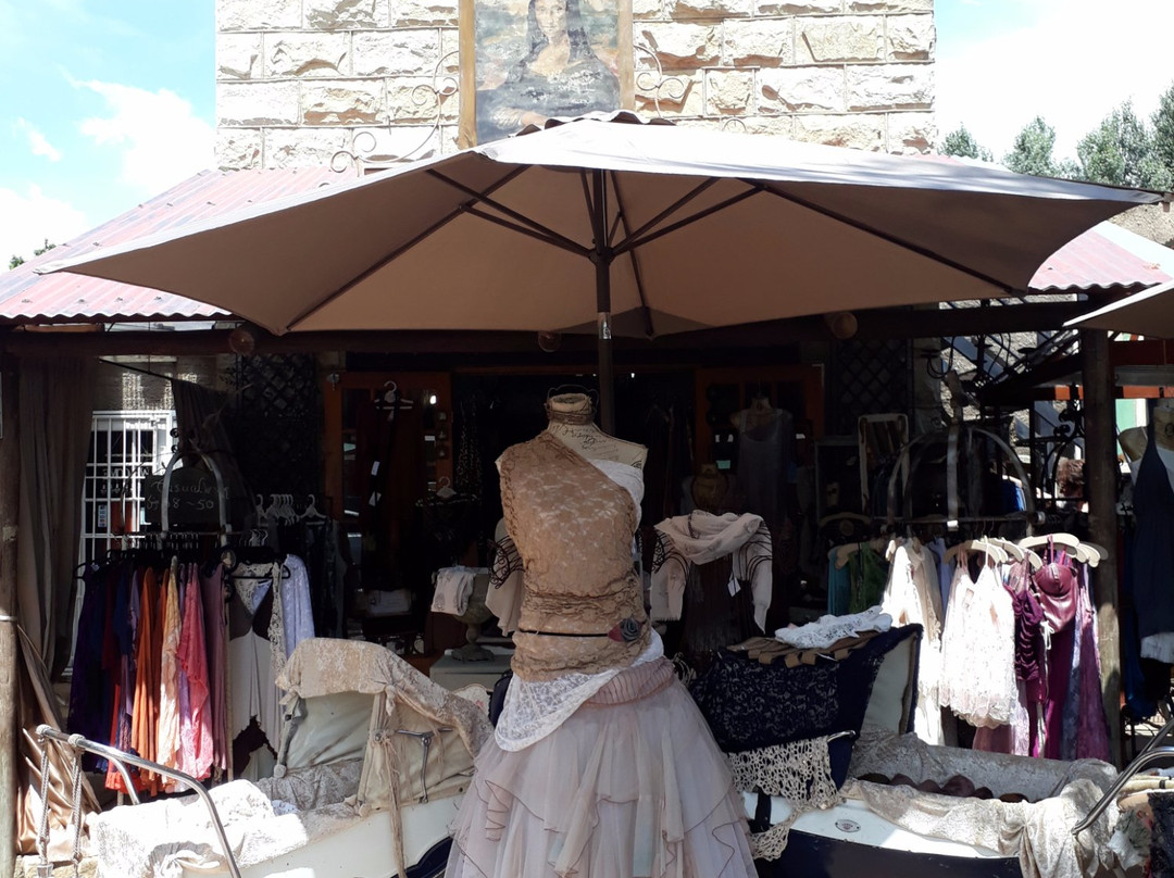 Mona Lisa Garment Gallery-克拉伦斯必去景点