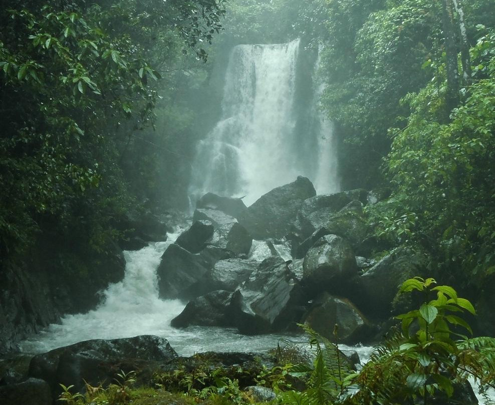 Lumondo Waterfalls景点图片