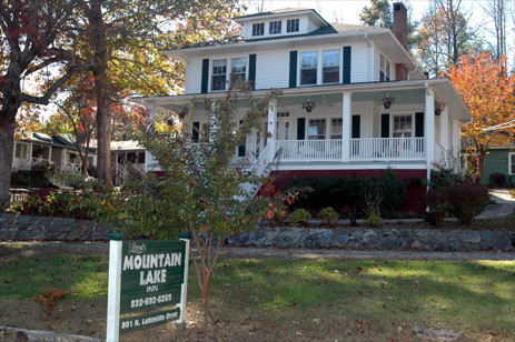 Leoni's Mountain Lake Cottages