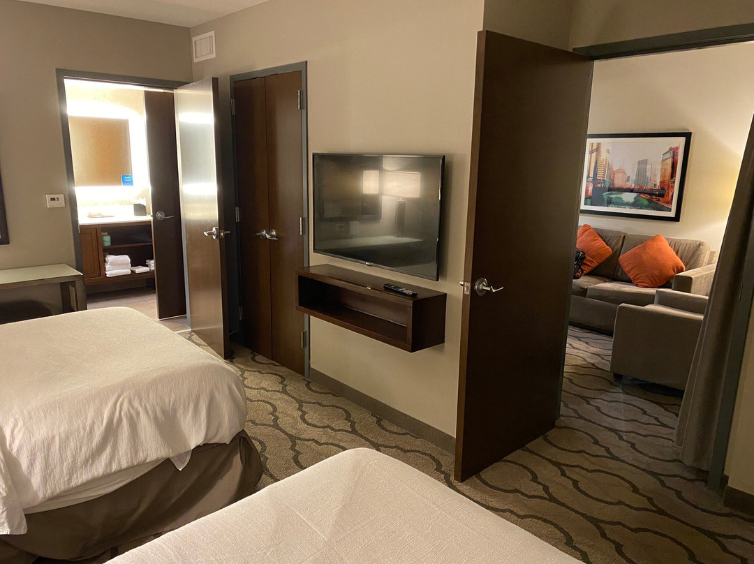 Embassy Suites by Hilton Chicago Naperville主图