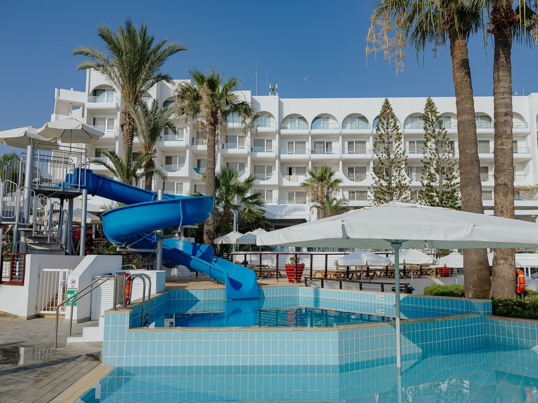 The Golden Coast Beach Hotel主图