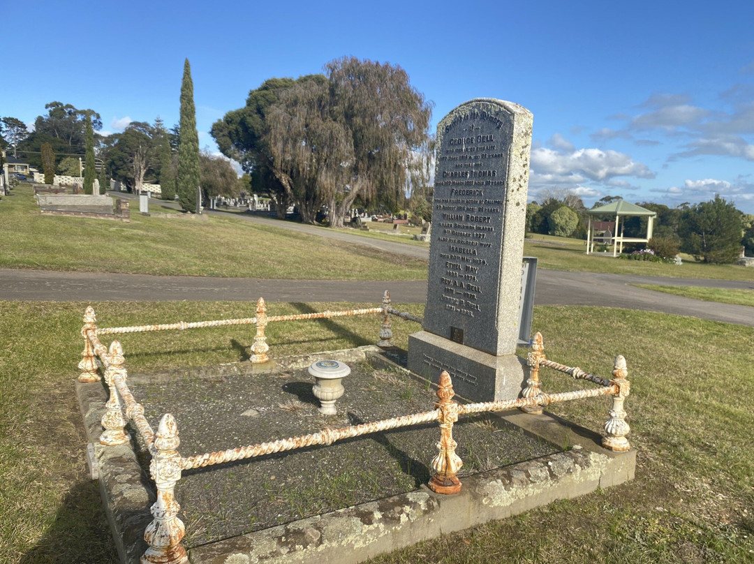 Moe Memorial Park Cemetery景点图片