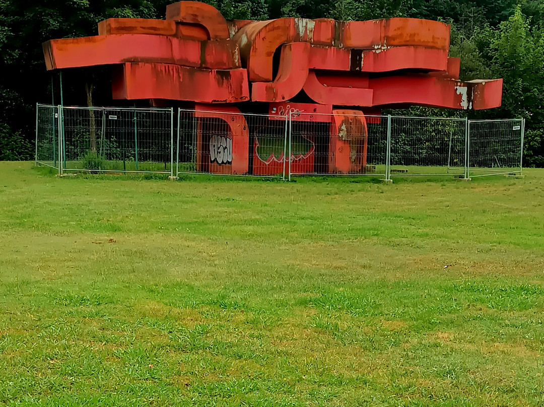 Escultura «marea Roja»-Sama必去景点