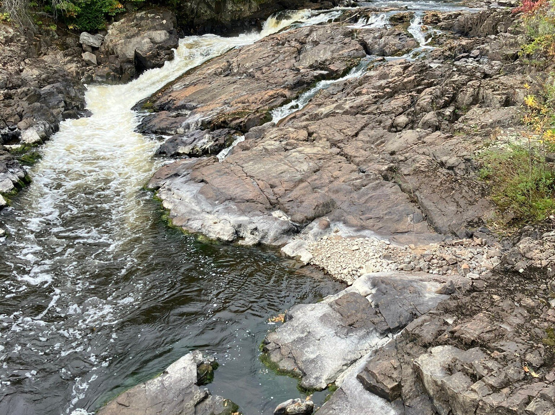 Parc des Chutes de Sainte-Ursule-Sainte-Ursule必去景点