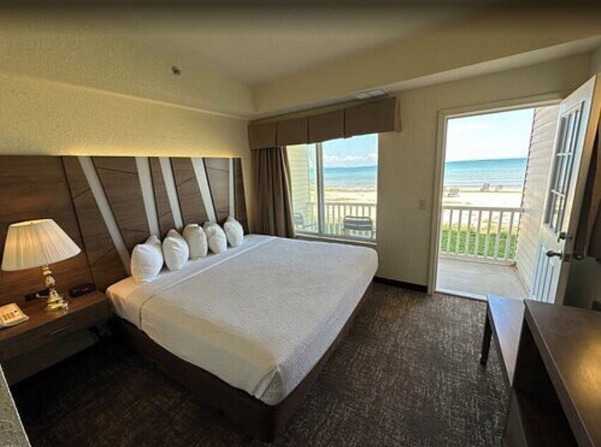 麦基诺海滩海湾套房酒店主图