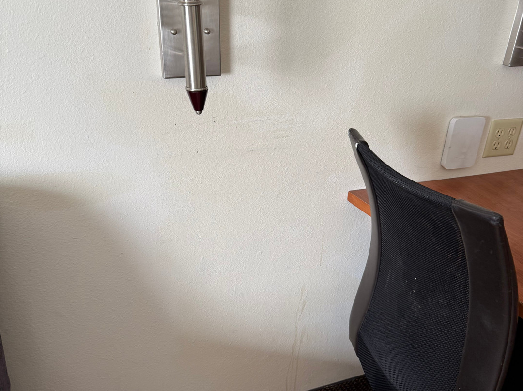 新伊比利亚烛木套房酒店主图