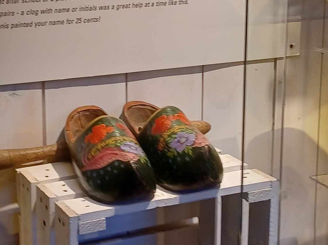 Kooijman Souvenirs & Clogs Wooden Shoe Workshop-赞丹必去景点
