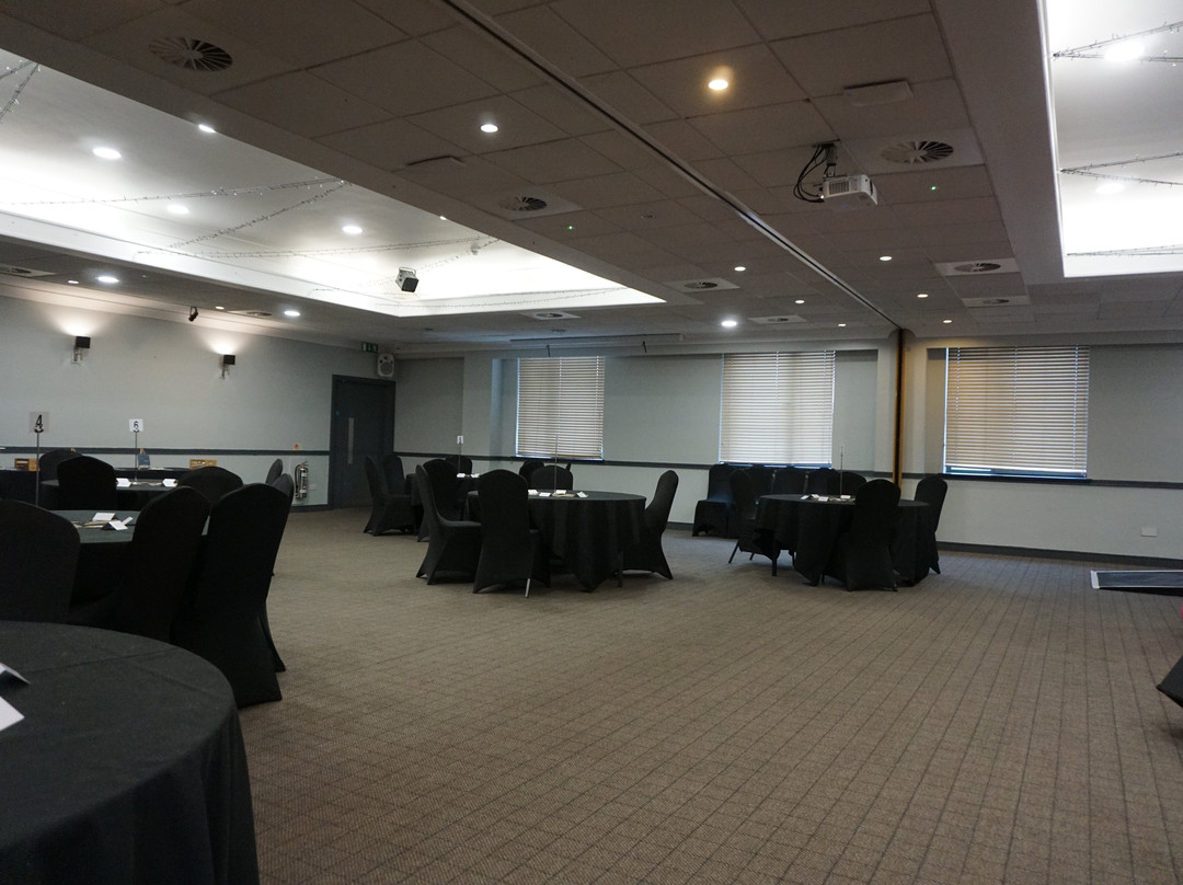 Village Hotel Swansea主图