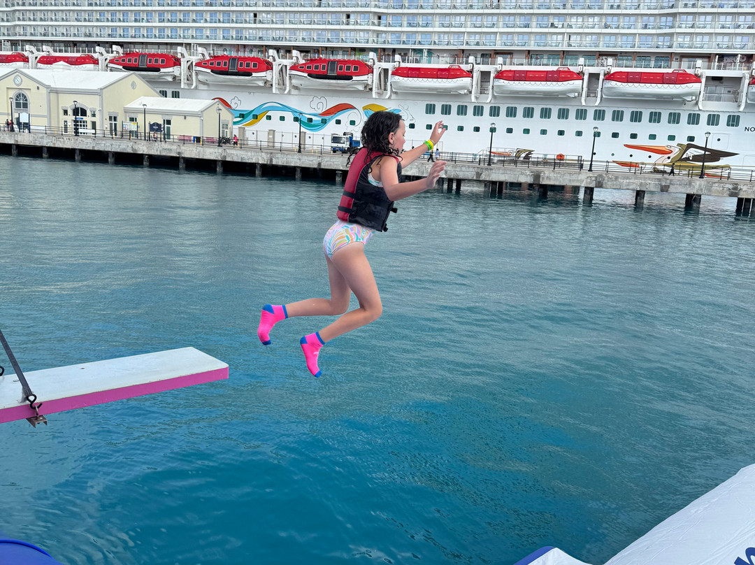 Longtail Floating Fun Park-Ireland Island必去景点