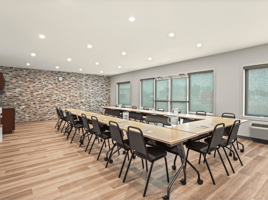 Home Inn & Suites - Regina Airport West主图