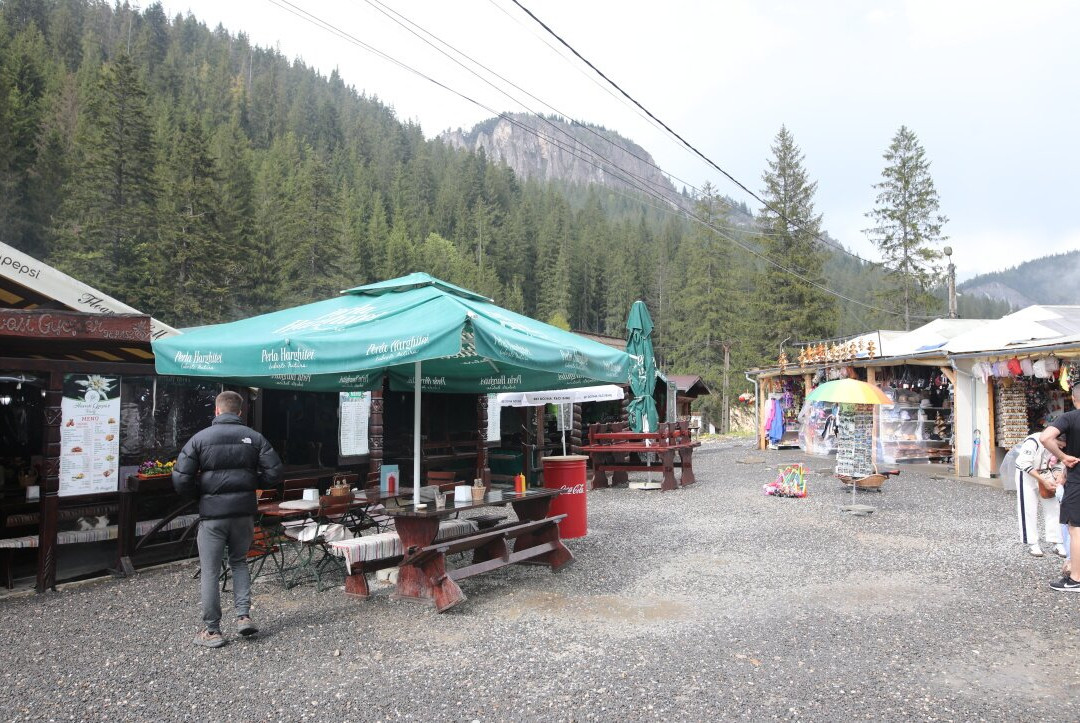Souvenir Market-Lacu Rosu必去景点