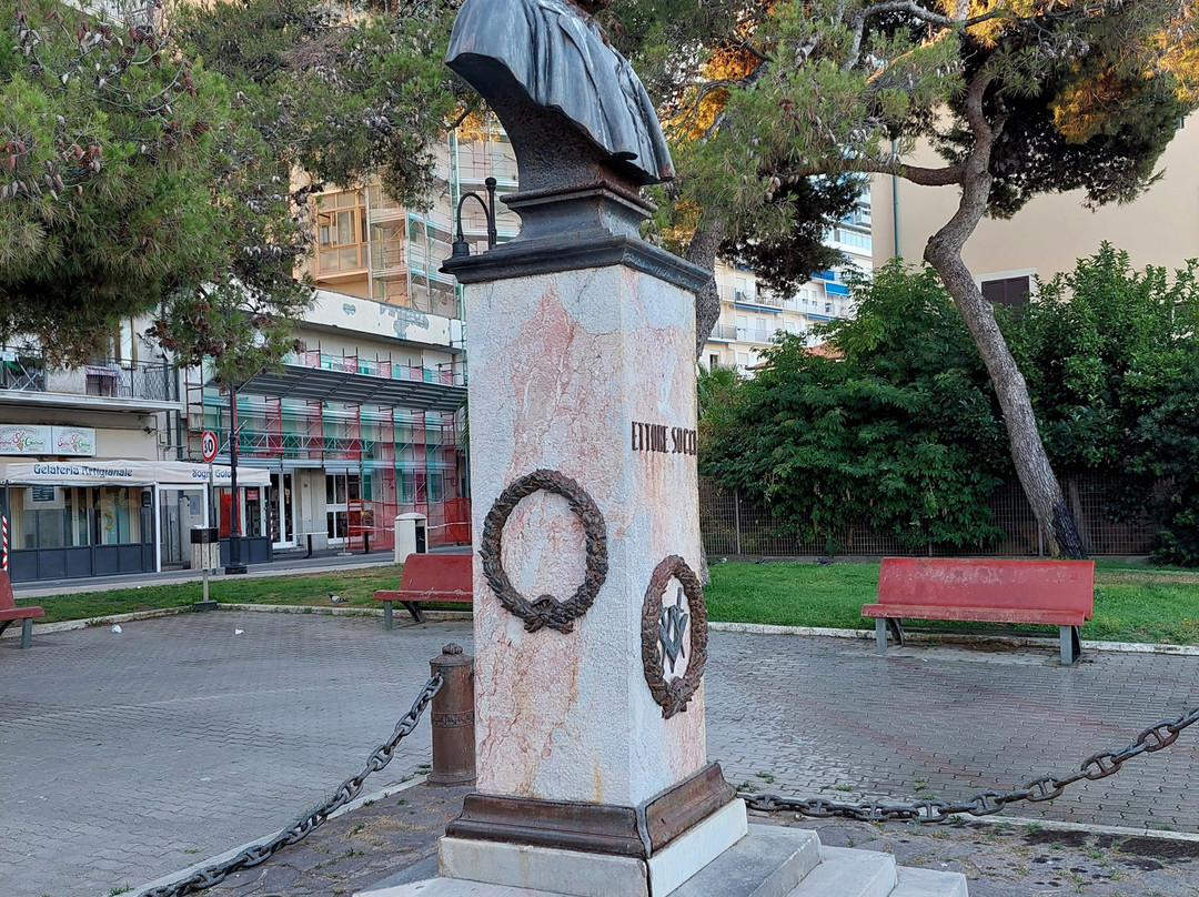 Monumenti di E. Socci e G. Mazzini in Follonica-福洛尼卡必去景点