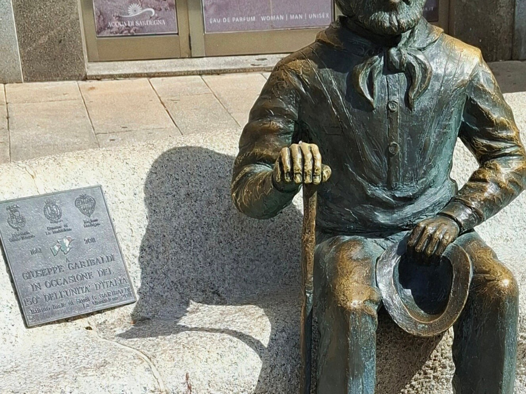 Monumento A Garibaldi-Maddalena Spiaggia必去景点