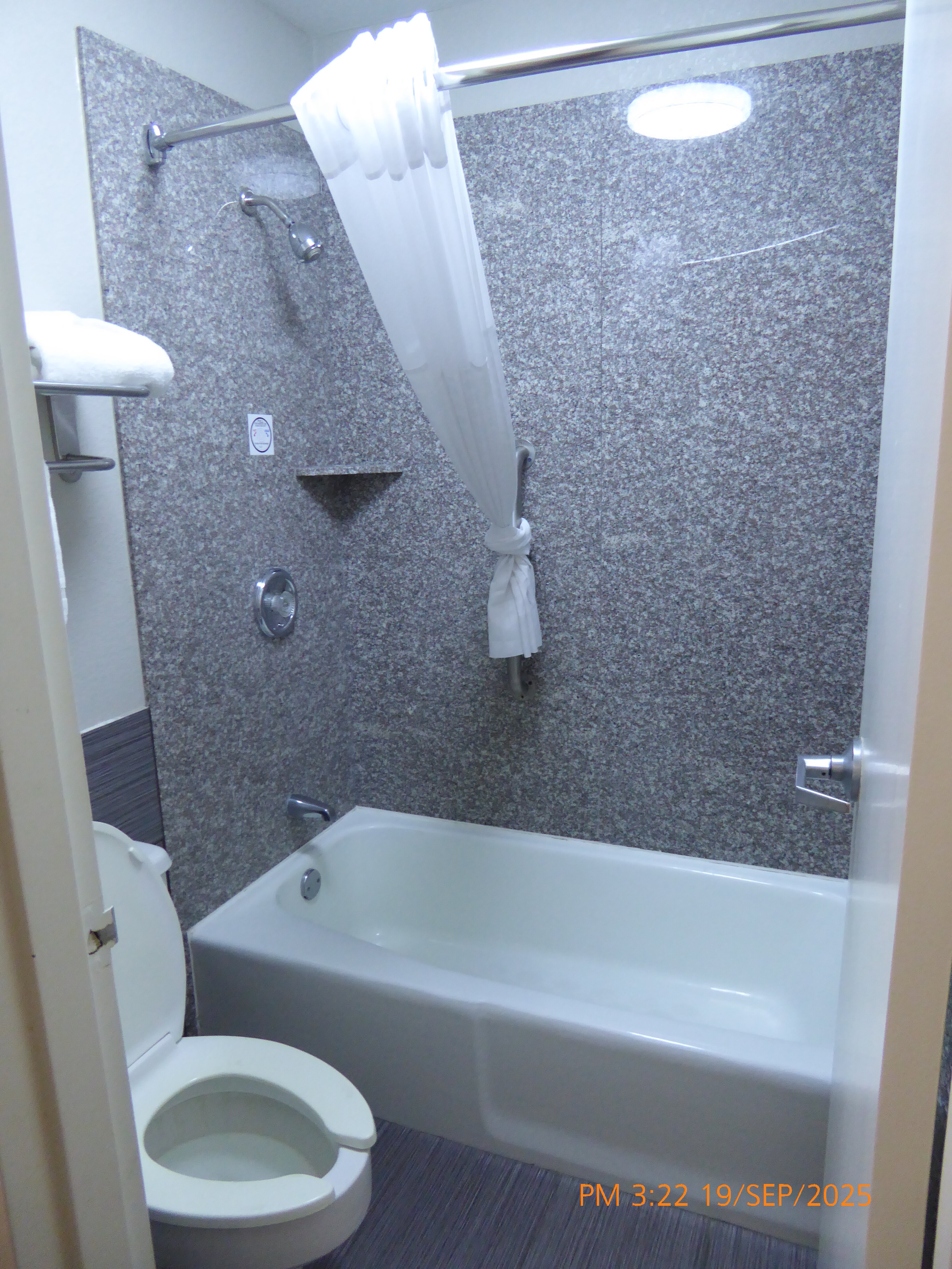 Ramada by Wyndham West Memphis-浴室