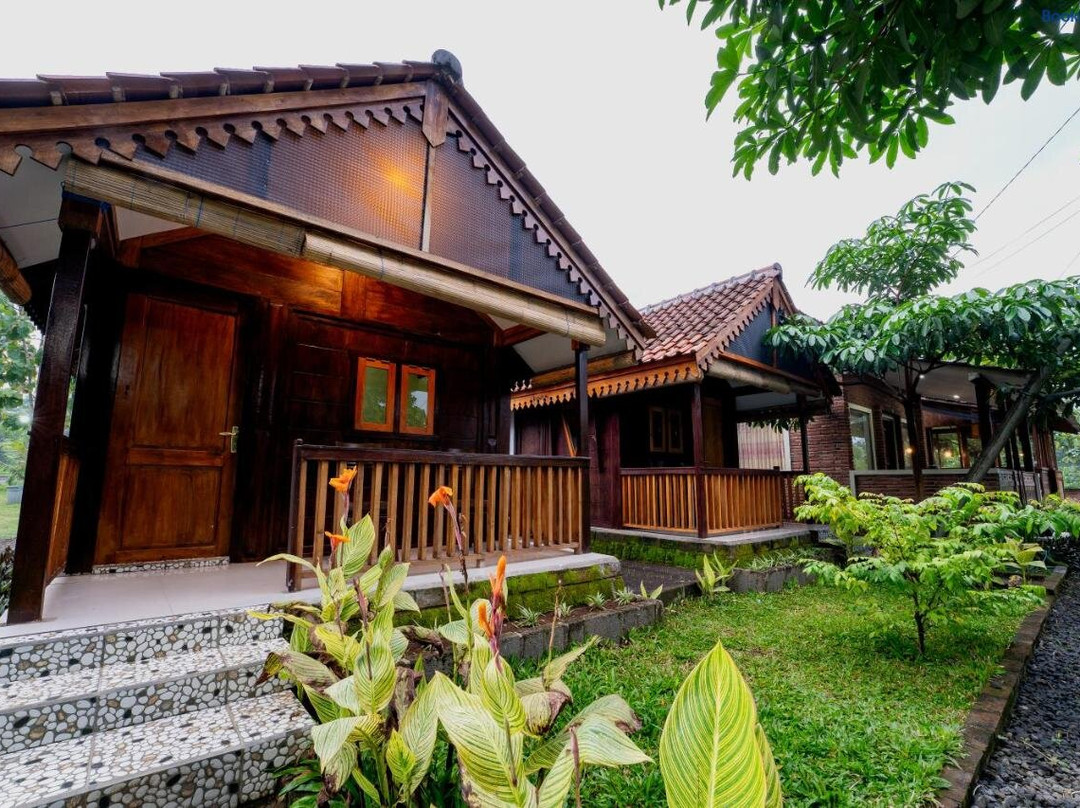 De Gentong Guest House & Cafe By Akasha