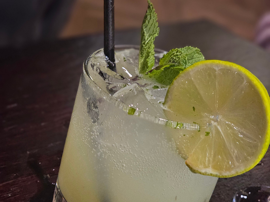 The Tudor Hotel Airdrie主图