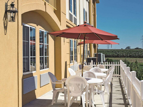 兰开斯特拉昆塔温德姆套房酒店主图