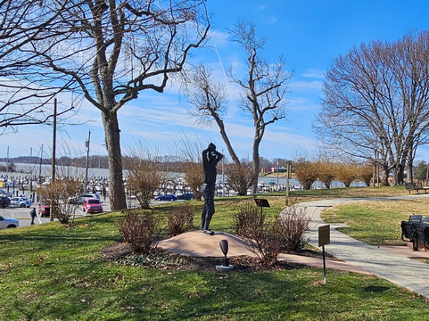 Ernest Burke Memorial Statue-Havre de Grace必去景点