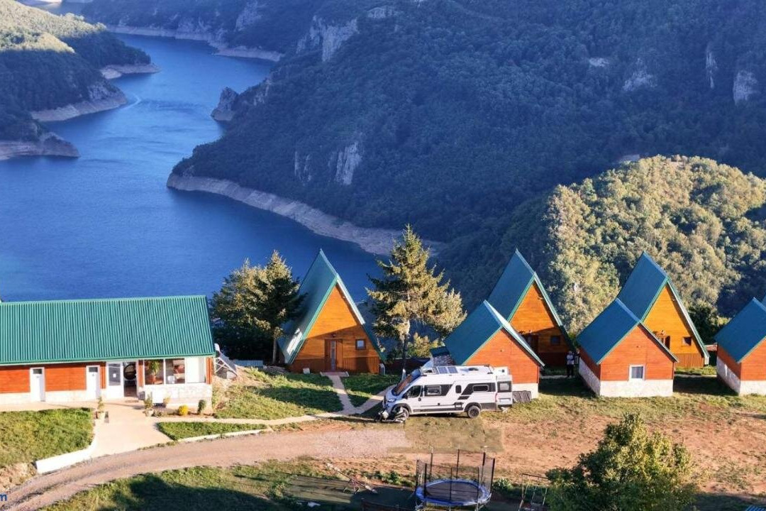 Rural Resort Tron