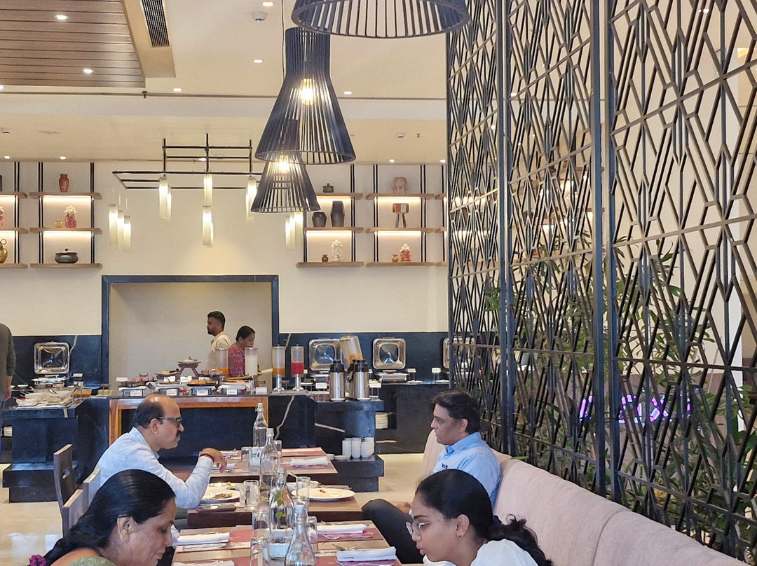 皇家兰花中央施莫加酒店主图