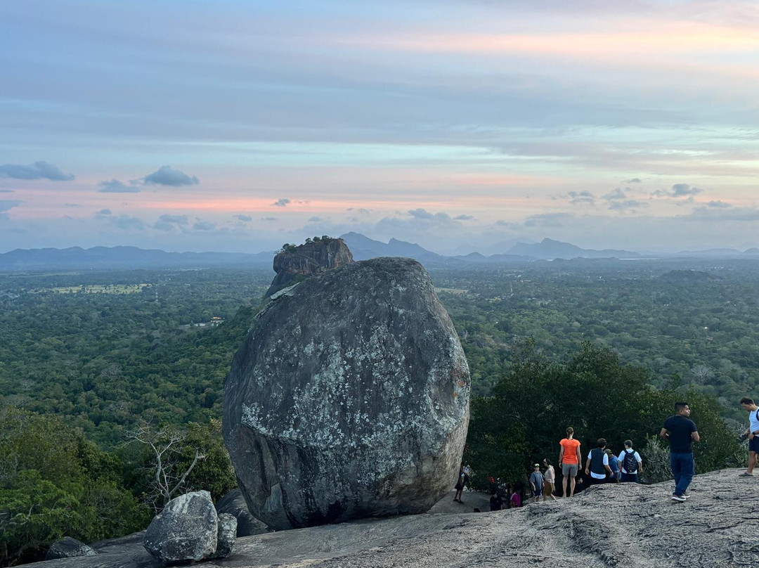 AroundCeylon Tours-Divulapitiya必去景点