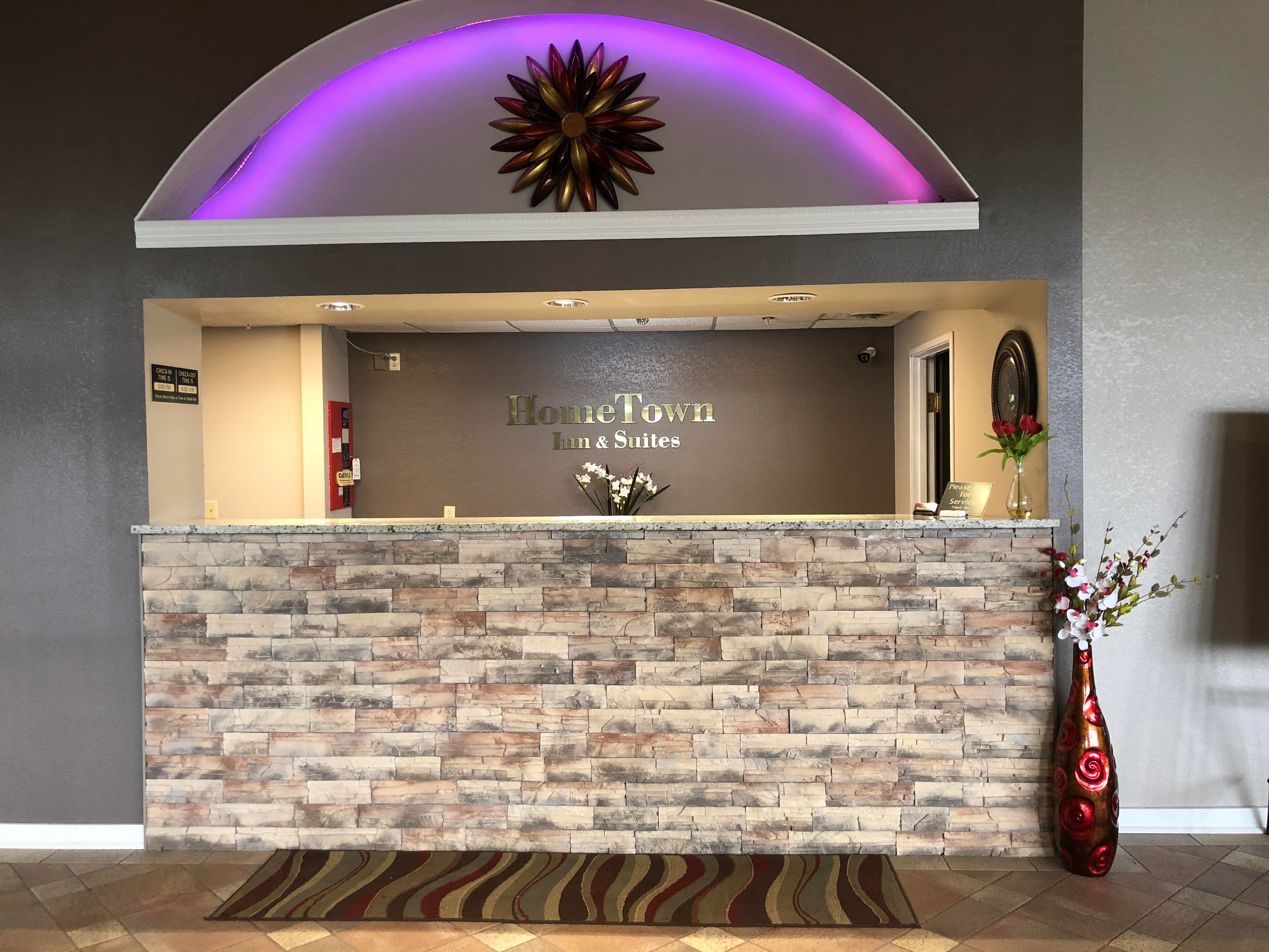 HomeTown Inn & Suites-官方
