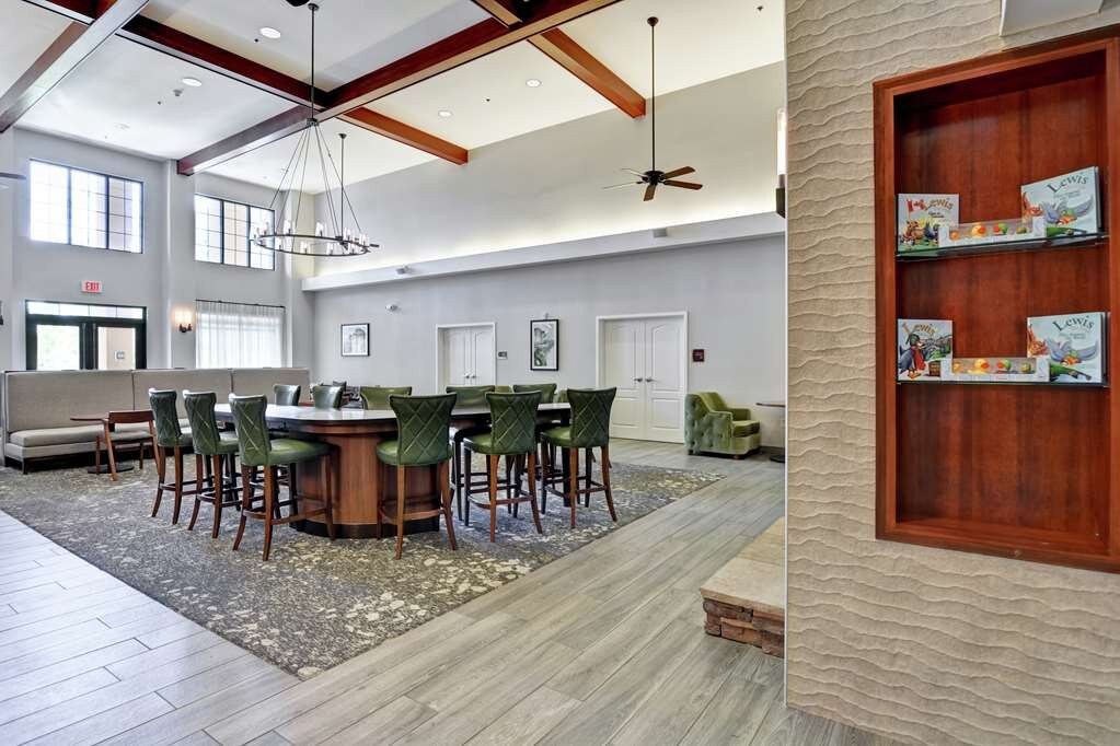 里诺希尔顿惠庭套房酒店主图