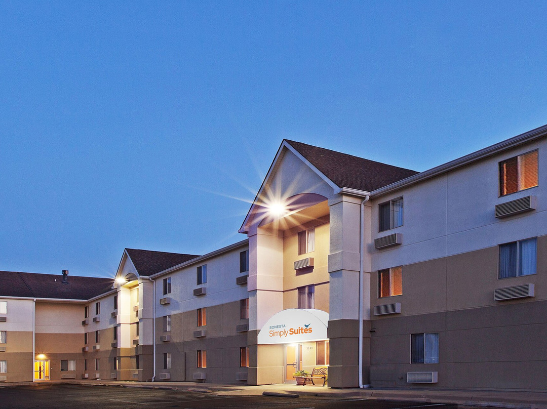 威奇托东北蜡木套房酒店主图