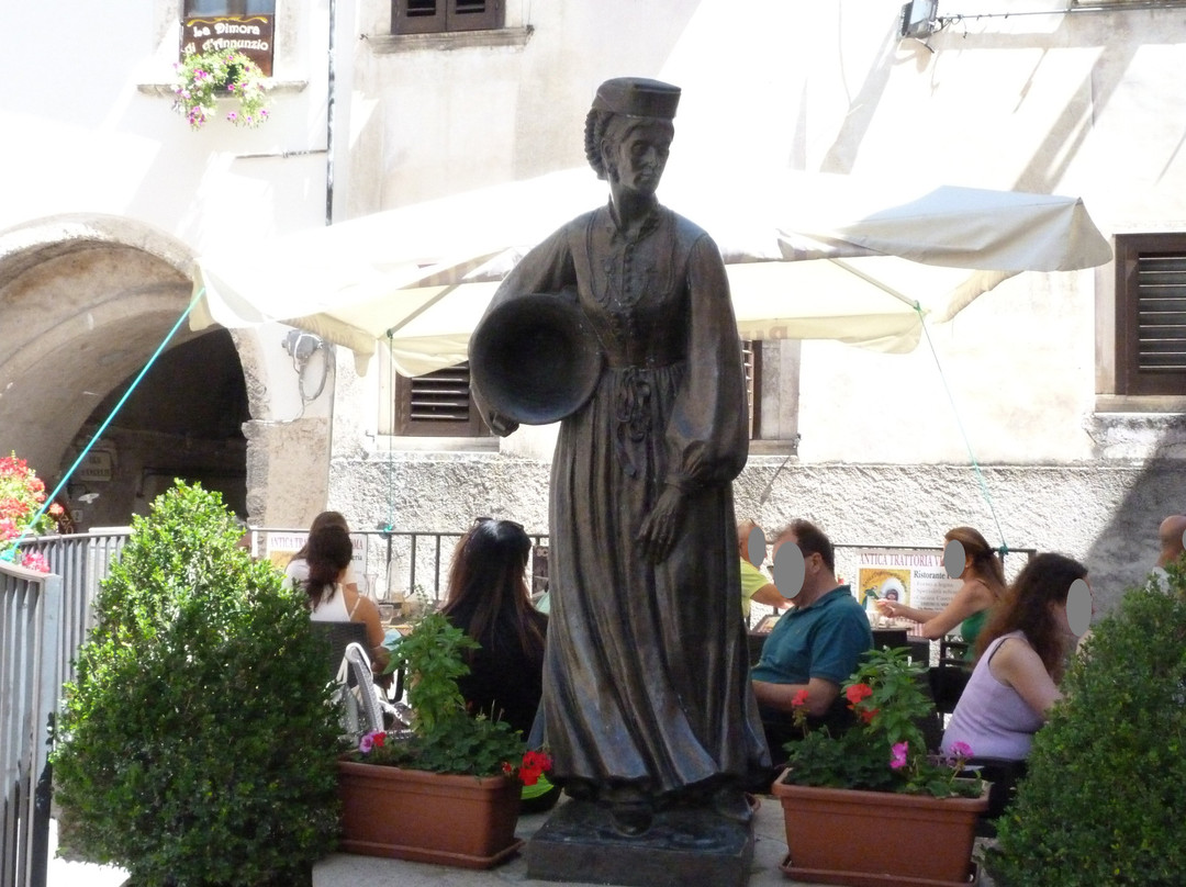 Statua della Donna di Scanno景点图片