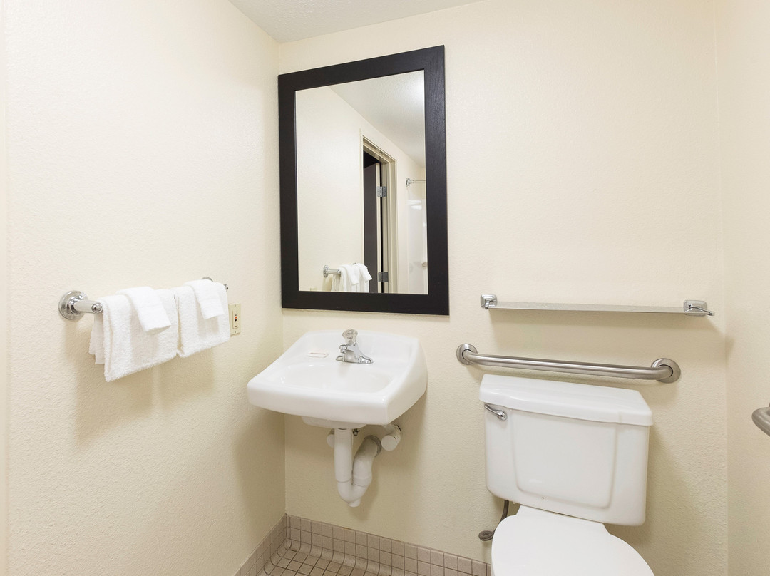 Red Roof PLUS+ Pittsburgh South Airport主图