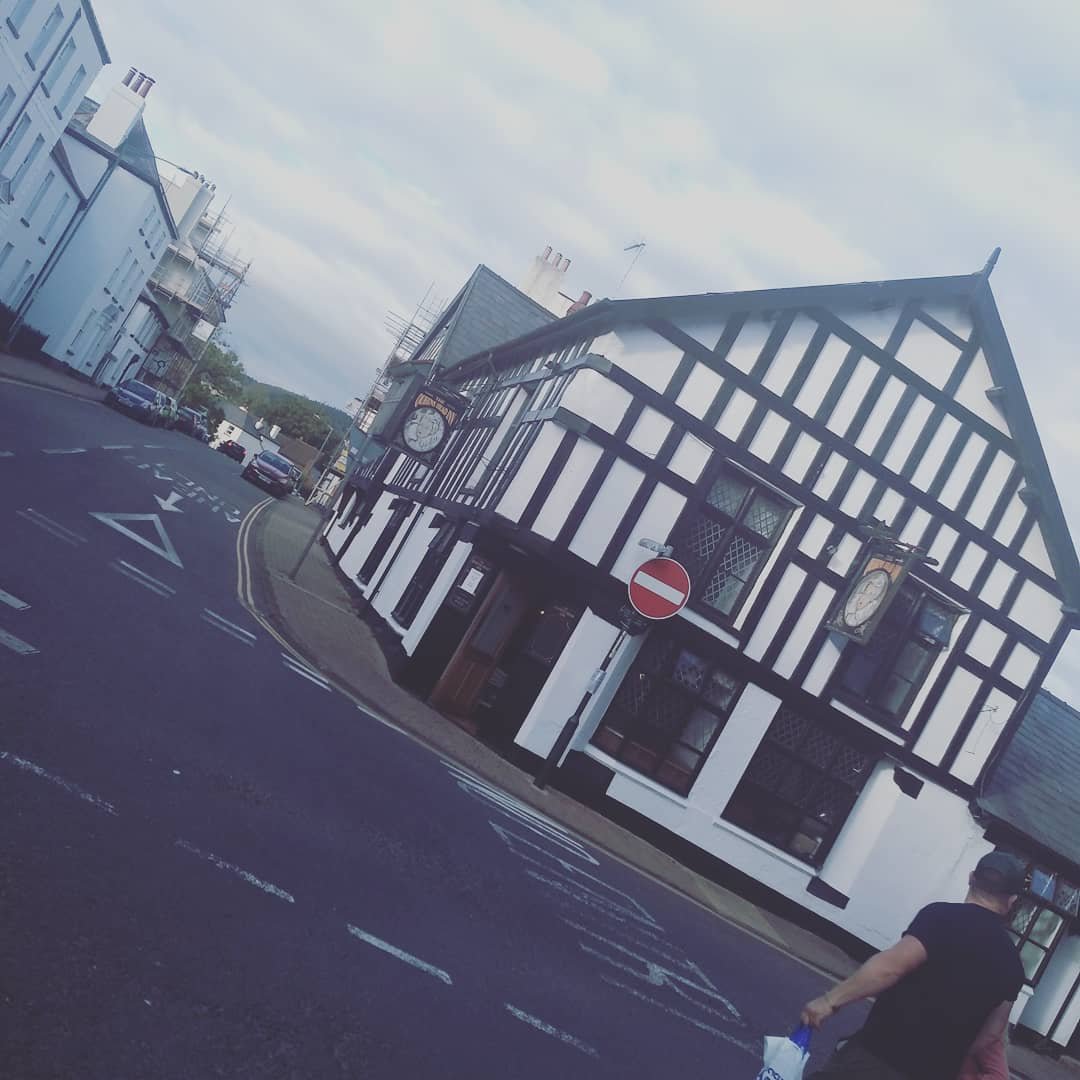 Queen's Head Monmouth-官方