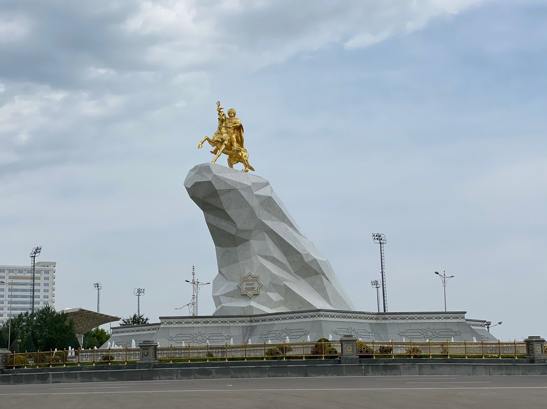 Statue of the President Arkadag景点图片