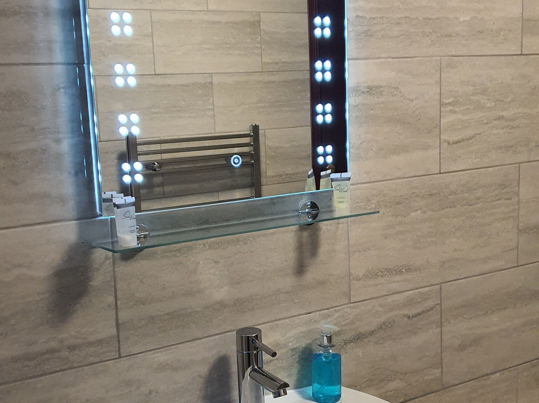 Gatwick Little Foxes Hotel主图