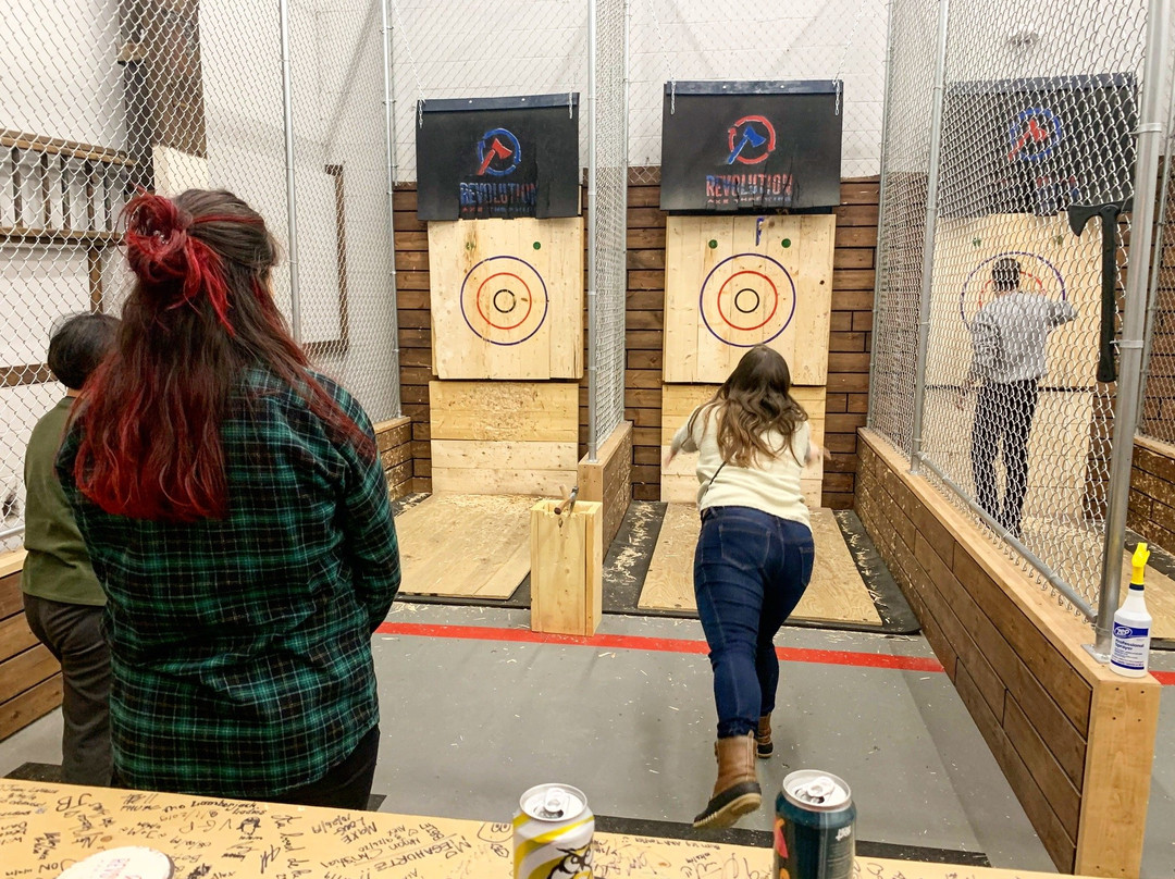 Revolution Axe Throwing-Everett必去景点