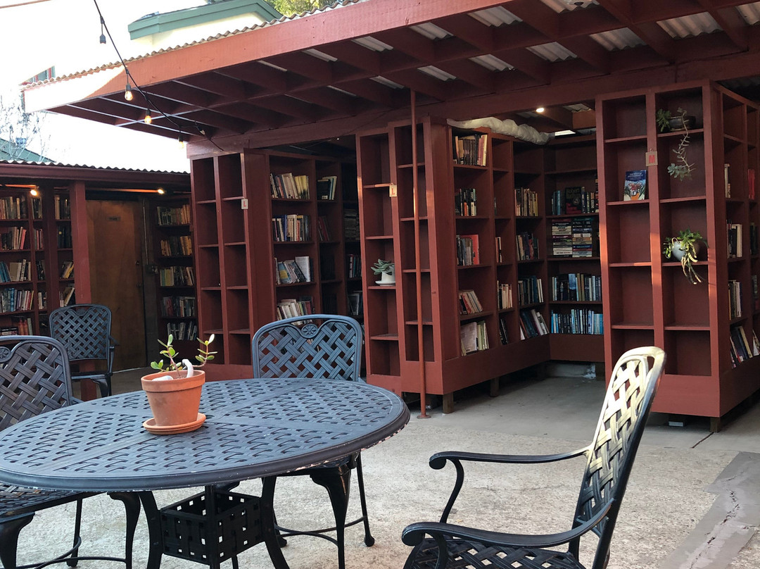 Bart's Books-奥海必去景点