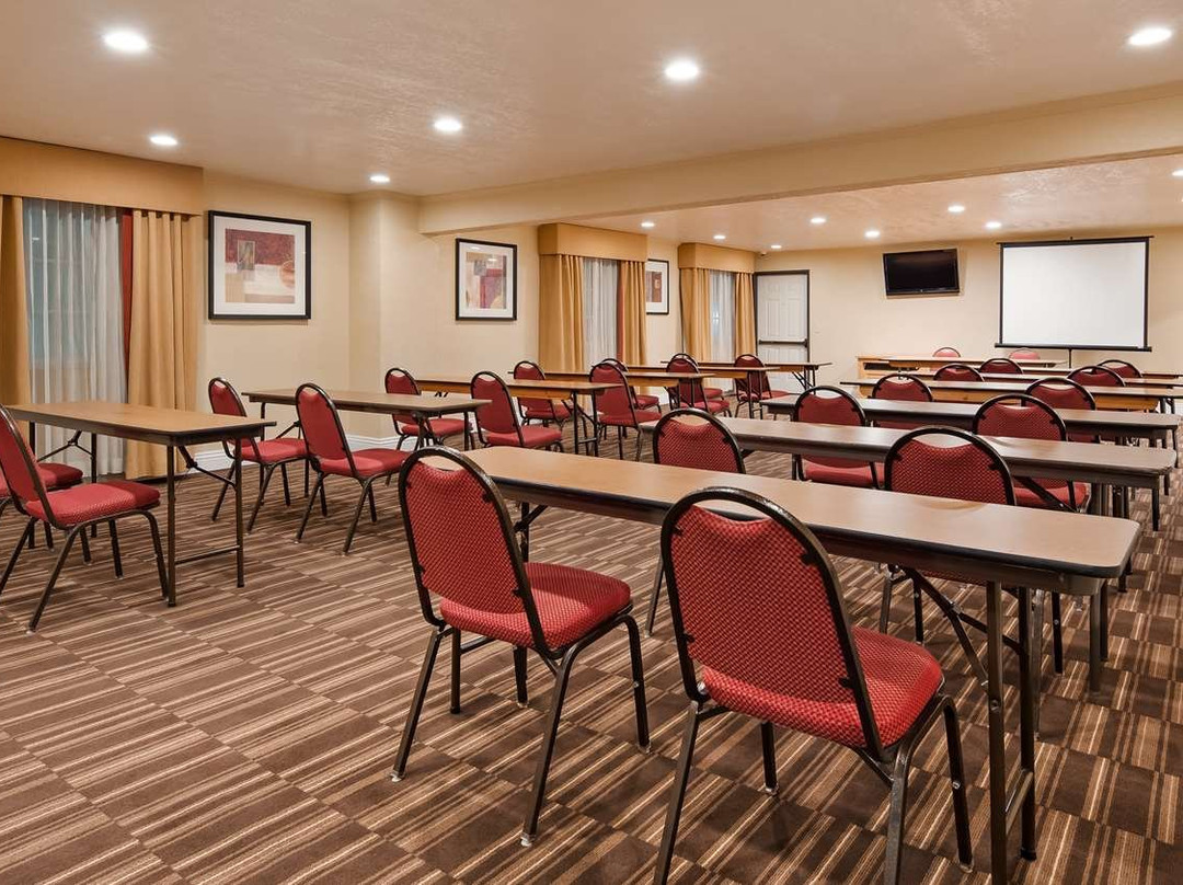 安大略机场贝斯特韦斯特普勒斯酒店主图