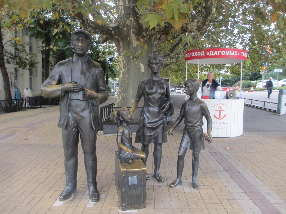 Monument to the Characters of Movie Brilliantovaya Ruka-索契必去景点