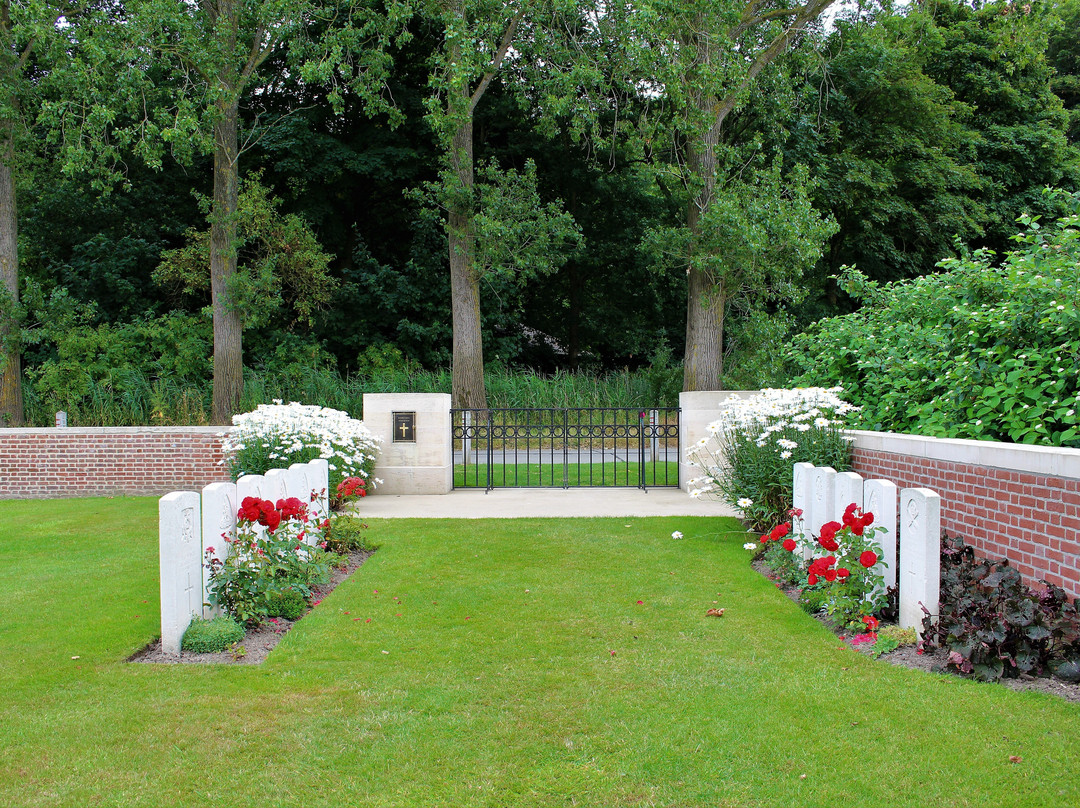 Spoilbank Commonwealth War Graves Commission Cemetery景点图片