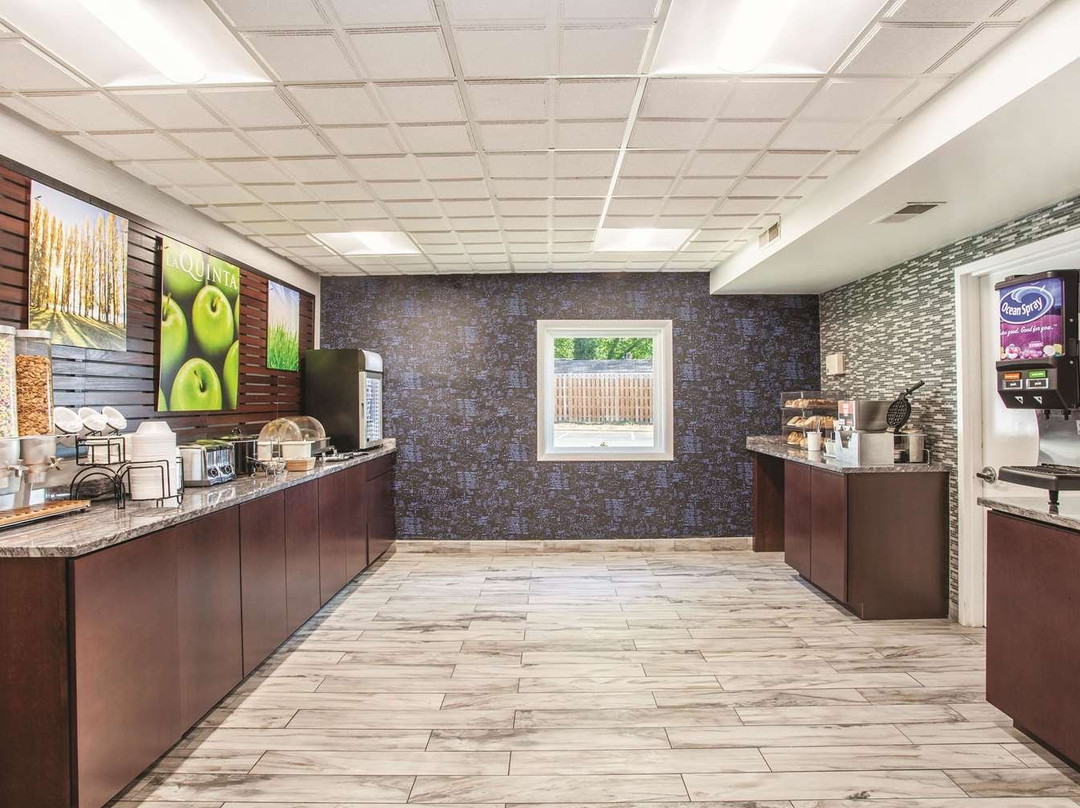 Clarion Pointe Charlottesville主图