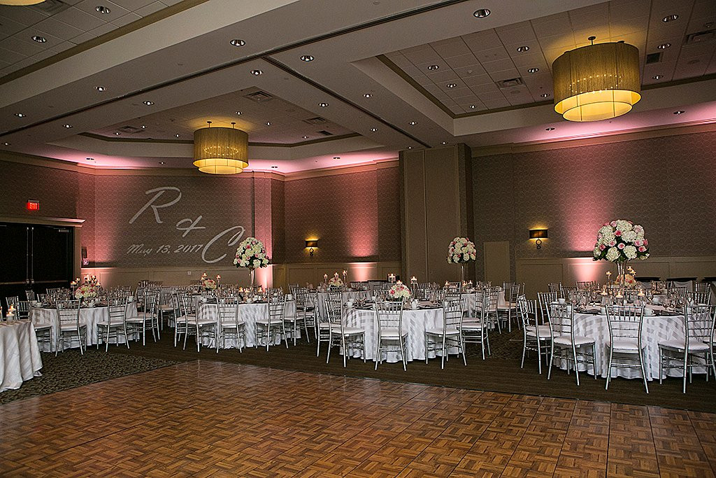 Suburban Collection Showplace-诺维必去景点