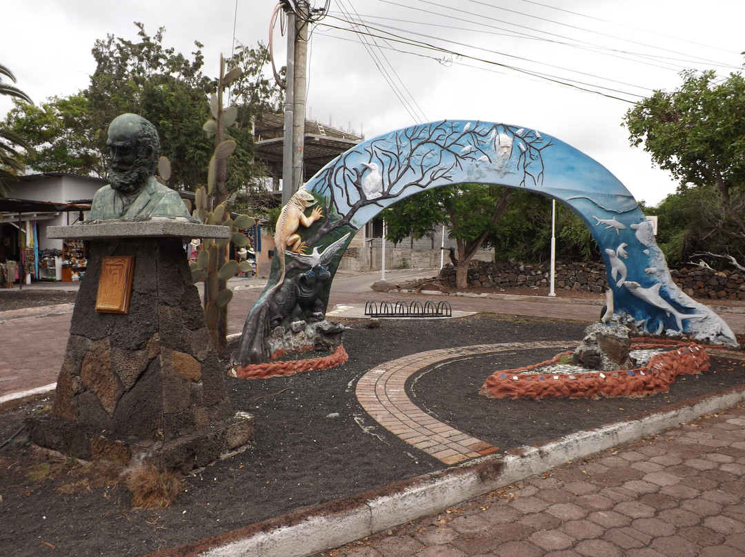 Monumento Darwin-阿约拉港必去景点