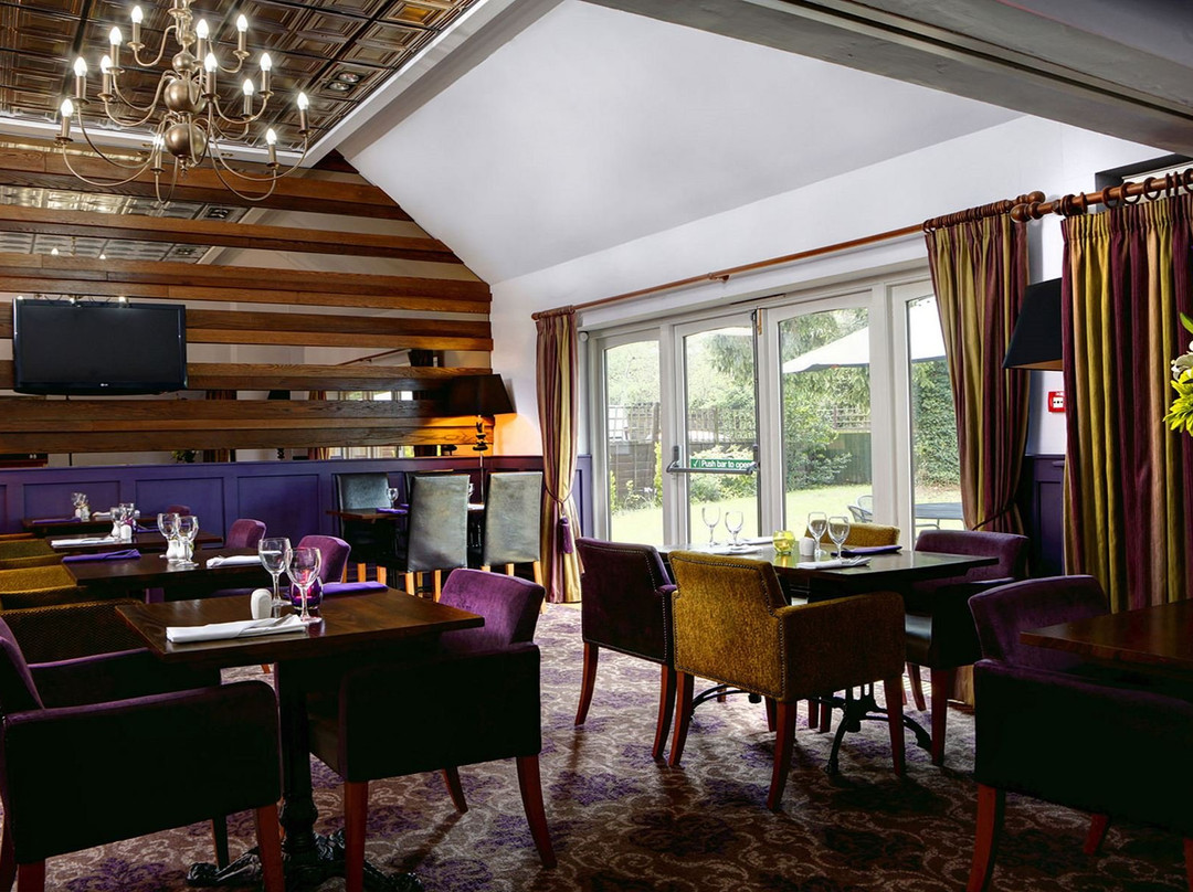 Henley Hotel主图