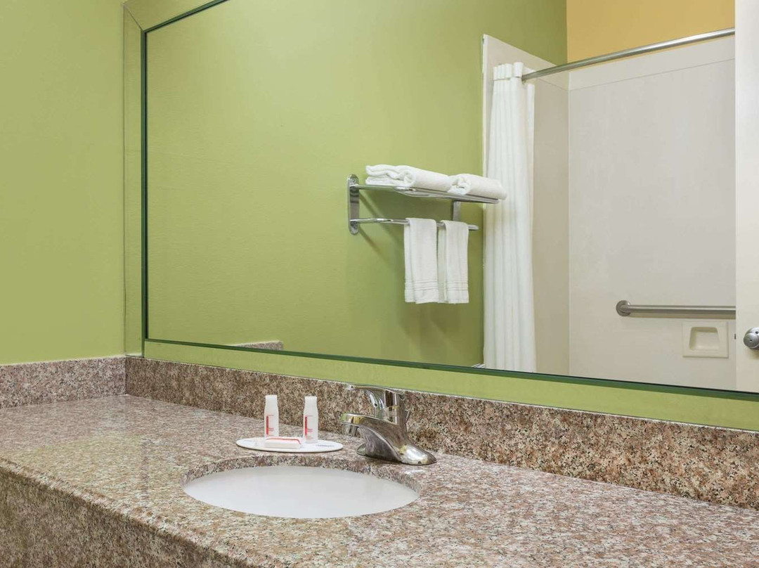 Super 8 By Wyndham Bay City主图