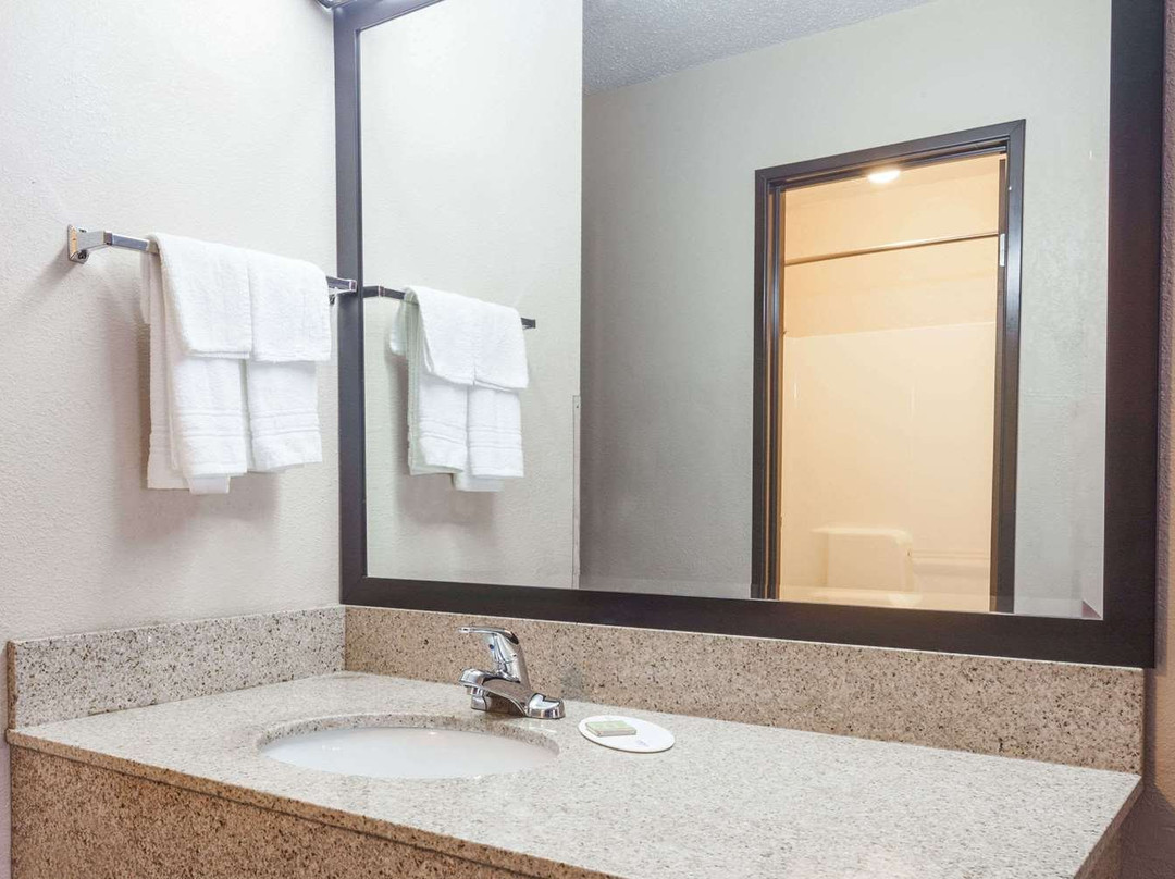 Super 8 by Wyndham Carrollton主图