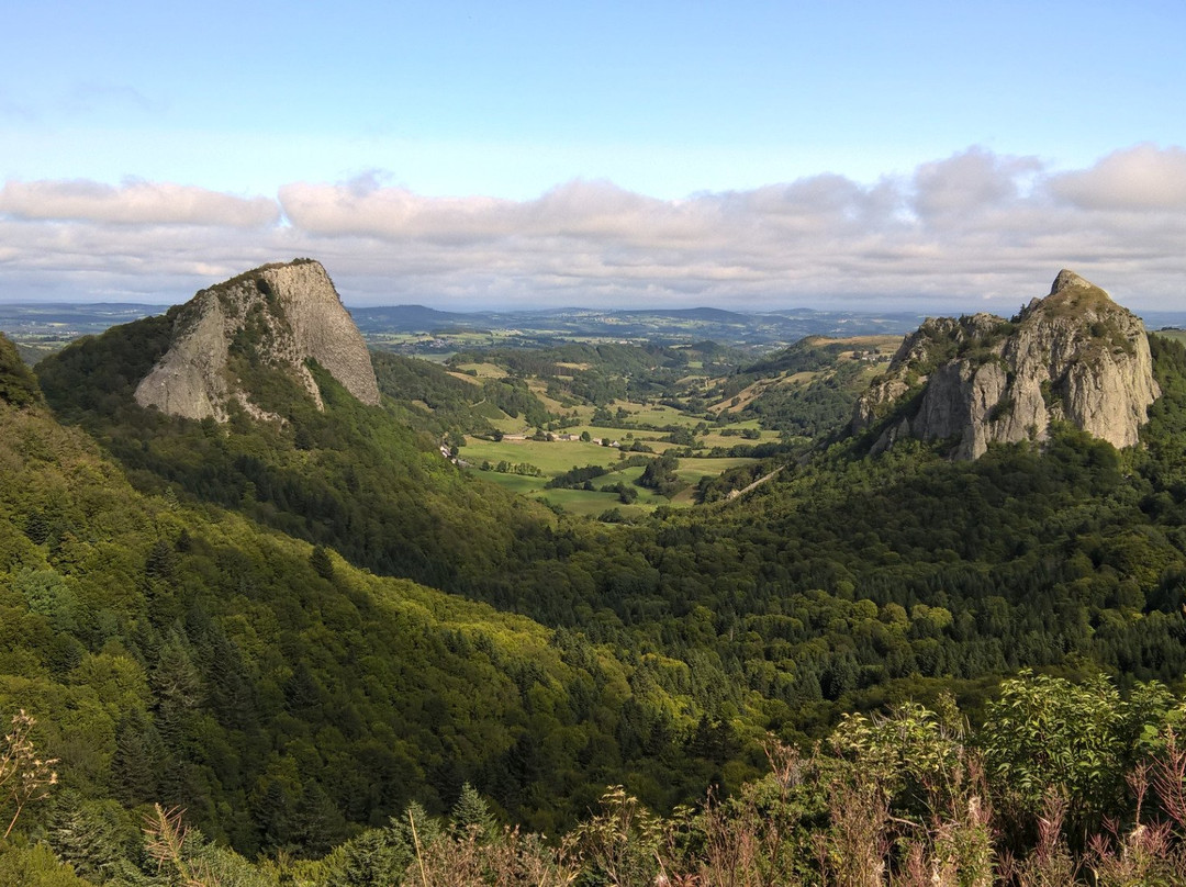 Orcival旅游景点-Les Roches Tuiliere et Sanadoire