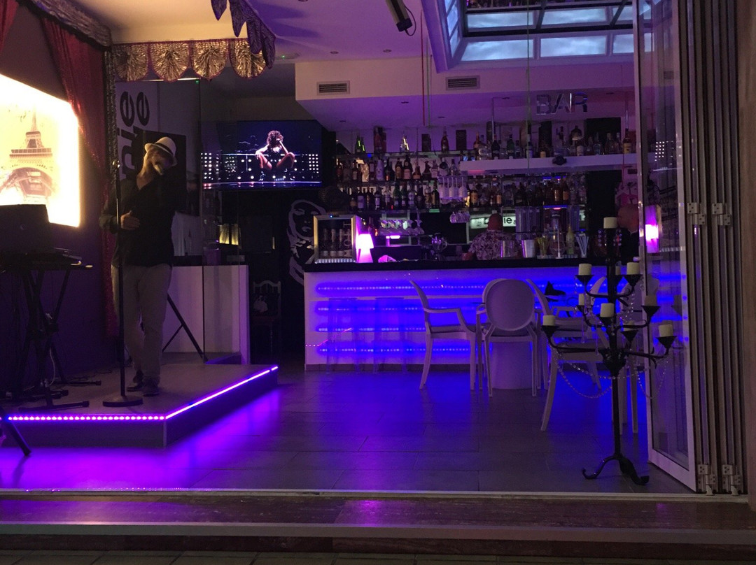 Bonnie&Clyde Show Bar-阿尔吉内金必去景点
