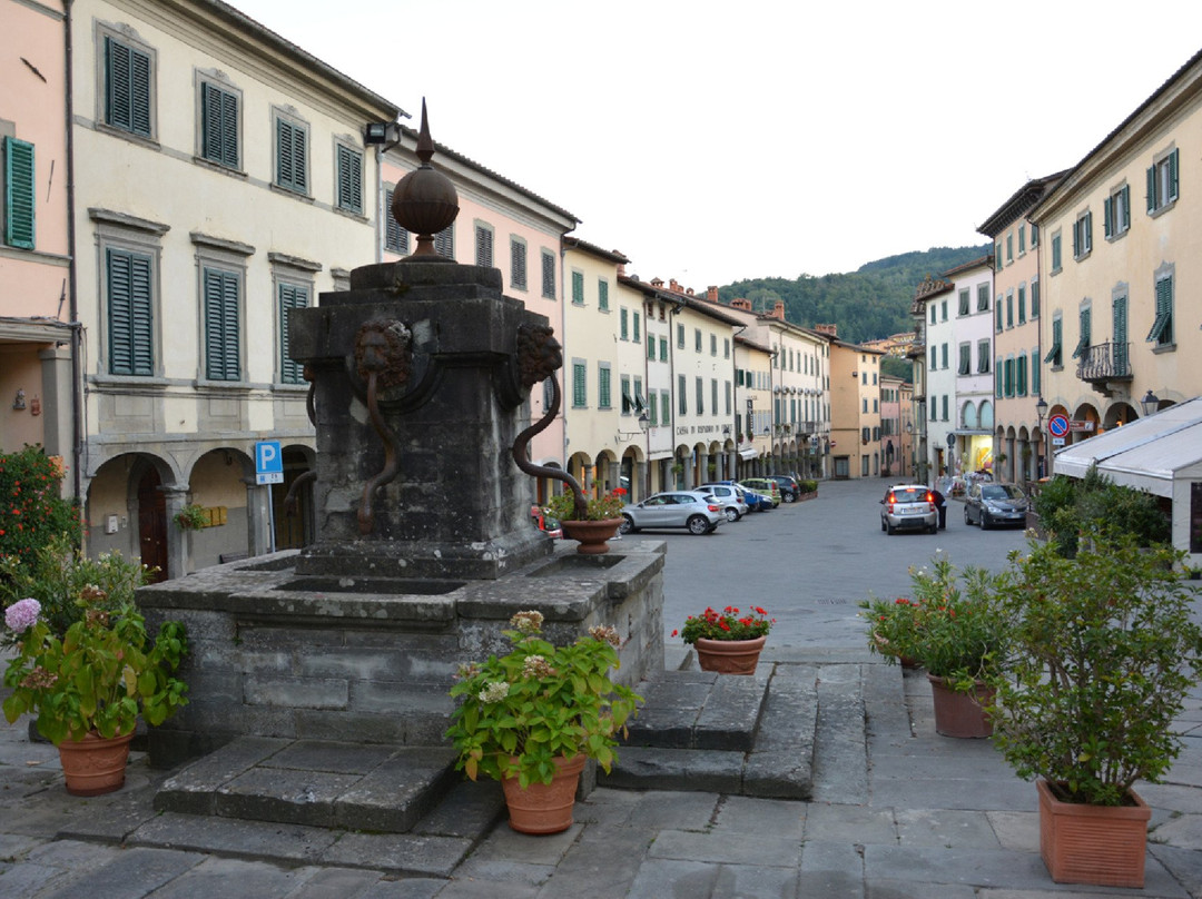 Piazza Tanucci (La Piazza del Ciclone)景点图片