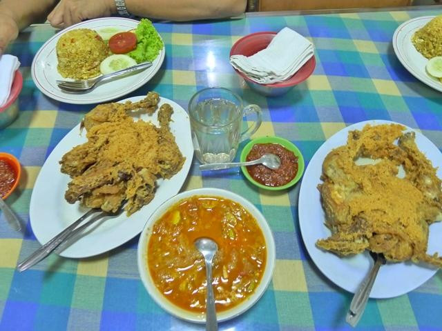 Banguntapan餐馆和美食-Ayam Goreng NY. Suharti
