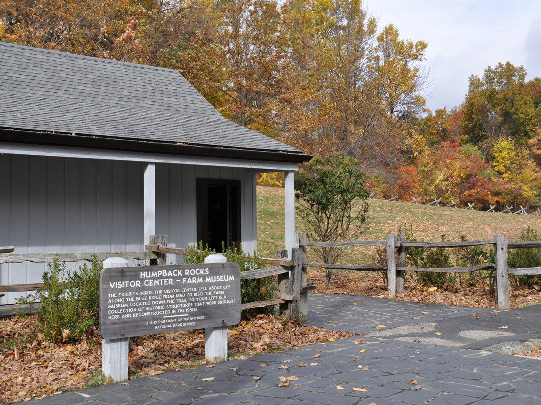 Humpback Rocks Visitor Center and Mountain Farm-Lyndhurst必去景点