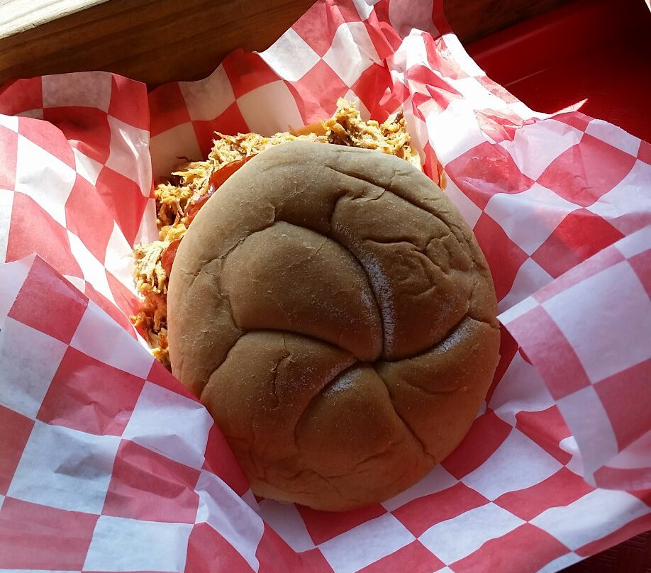 Del Rio餐馆和美食-Pigeon River Dog House